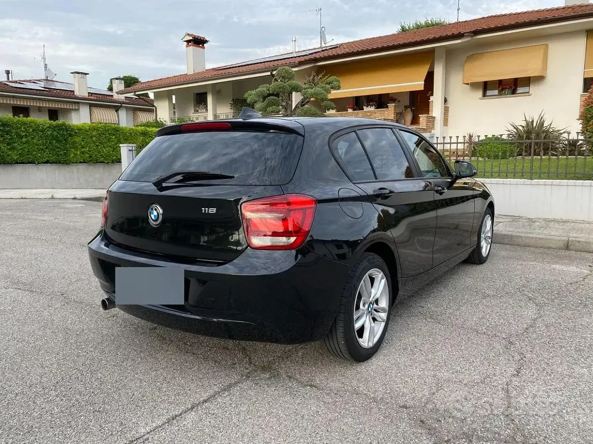 Usata BMW 118 143 CV (105 kW) 2011 Nero Utilitaria