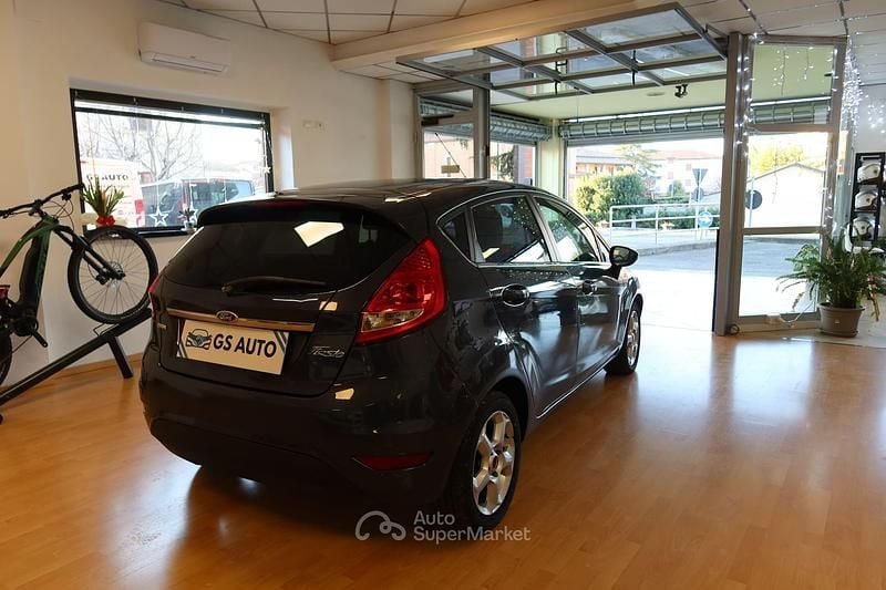 Gray Usata 2011 Ford Fiesta Titanium Tre volumi | 4300 € (Buon prezzo) - Immagine 1/4