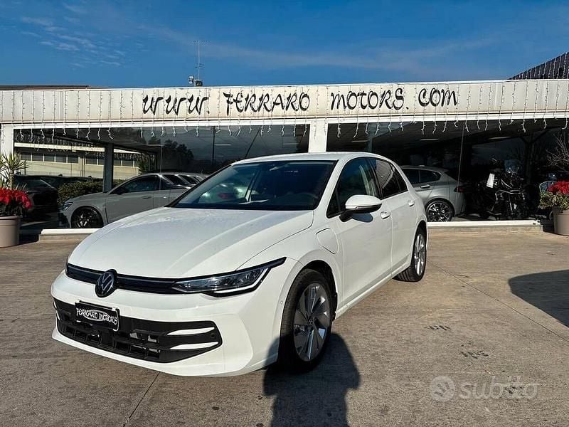 Bianco Nuova 2025 VW Golf VIII Style Tre volumi | 33.500 € (Ottimo prezzo) - Immagine 1/4