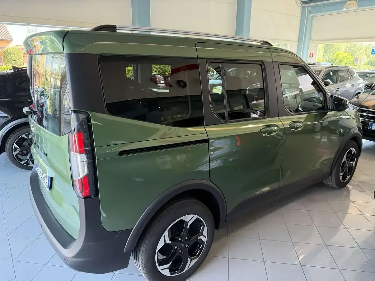Usata Ford Tourneo Courier 124 CV (91 kW) 2024 Verde Monovolume