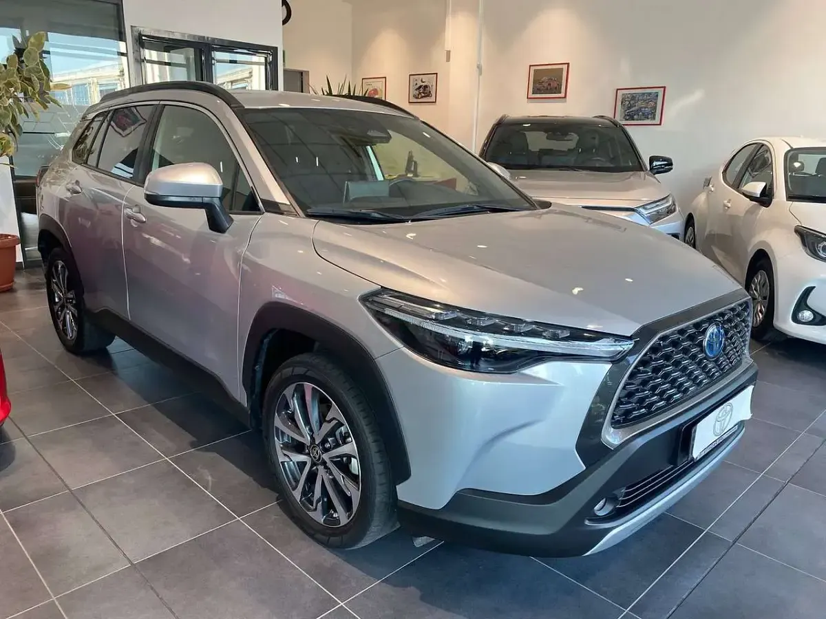 Usata Toyota Corolla Cross Trend 152 CV (111 kW) 2024 Argento SUV