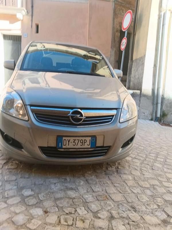 Usata Opel Zafira 2009 Grigio Monovolume