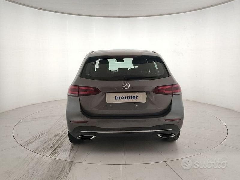 Käytetty Mercedes B180 116 HP (85 kW) 2019 Harmaa Tila-auto