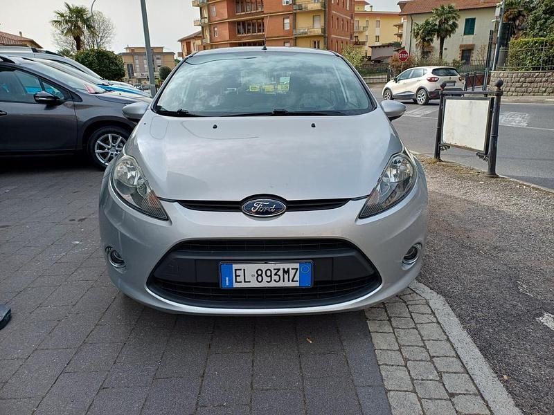 Usata Ford Fiesta 74 CV (54 kW) 2013 Argento Utilitaria