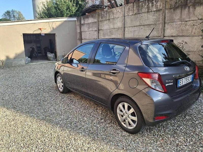 Usata 2013 Toyota Yaris Tre volumi | 5500 € (Buon prezzo) - Immagine 1/4