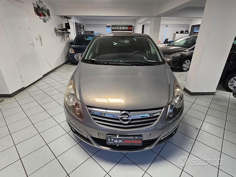 Usata Opel Corsa 85 CV (62 kW) 2011 Marrone Berlina