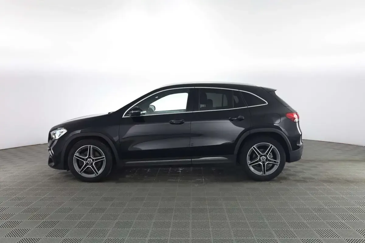 Käytetty Mercedes GLA180 Premium 116 HP (85 kW) 2020 Musta Katumaasturi