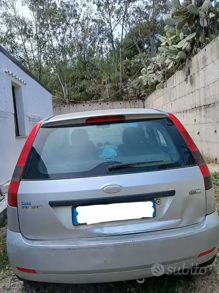 Usata Ford Fiesta 70 CV (51 kW) 2002 Grigio Utilitaria