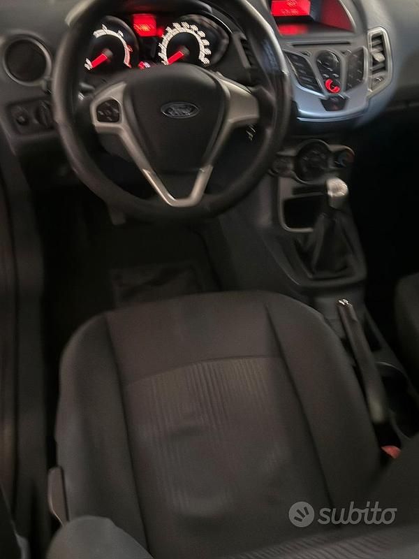 Usata Ford Fiesta 70 CV (51 kW) 2011 Grigio Utilitaria