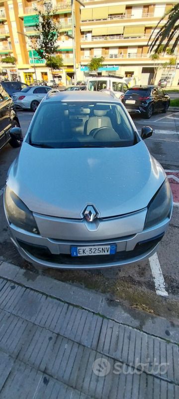 Usata 2011 Renault Mégane III Tre volumi | 3000 € (Buon prezzo) - Immagine 1/4