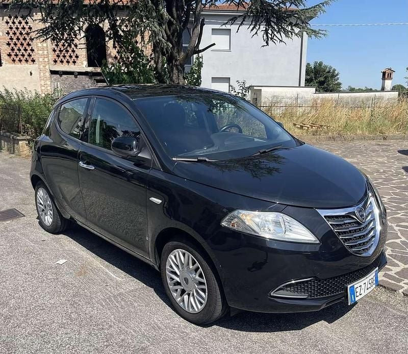 Usata Lancia Ypsilon Gold 95 CV (69 kW) 2015 Nero Utilitaria