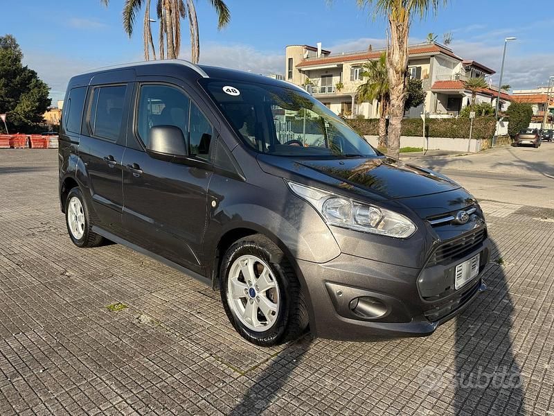 Usata Ford Tourneo Titanium 101 CV (74 kW) 2016 Grigio Station wagon