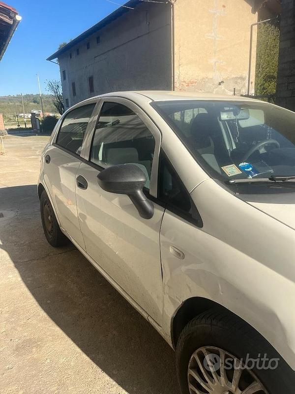 Usata Fiat Grande Punto 69 CV (50 kW) 2012 Bianco Utilitaria