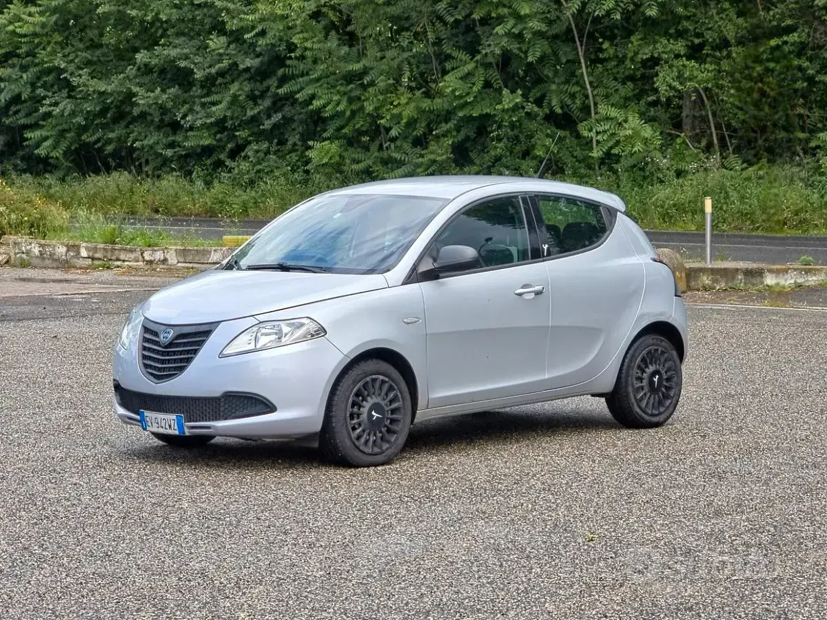 Usata Lancia Ypsilon Gold 69 CV (50 kW) 2014 Grigio Utilitaria