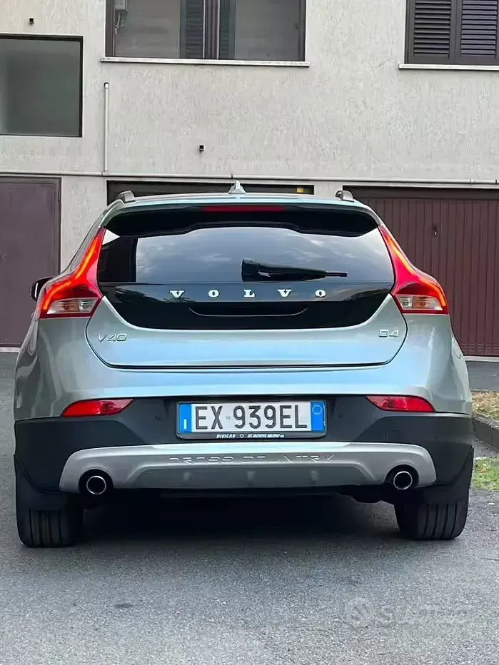 Usata Volvo V40 190 CV (139 kW) 2014 Grigio Berlina