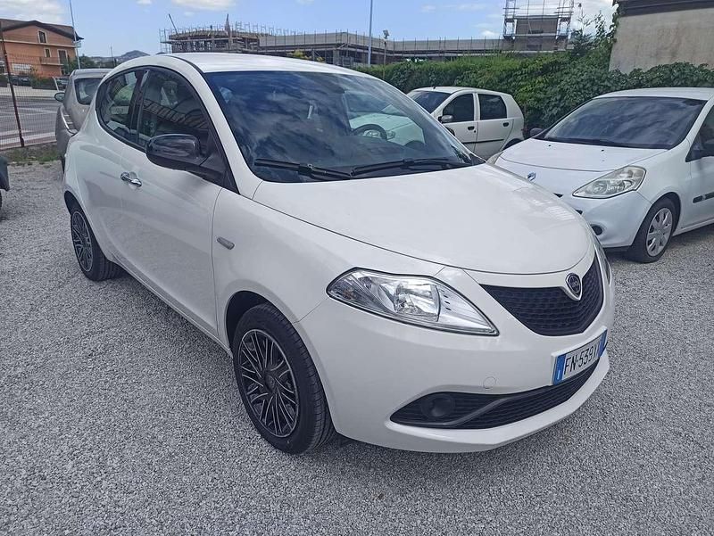 Usata Lancia Ypsilon Gold 69 CV (50 kW) 2018 Bianco Utilitaria