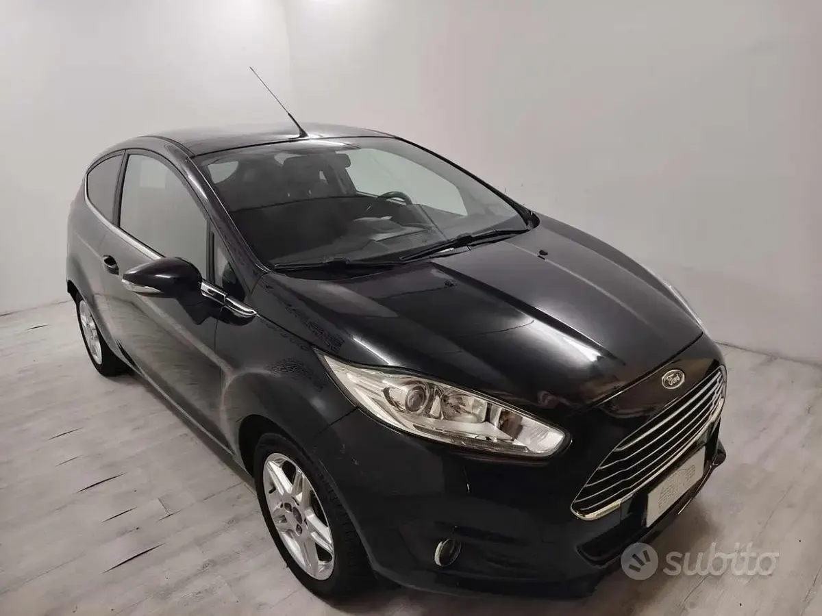Usata Ford Fiesta Titanium 75 CV (55 kW) 2014 Nero Utilitaria