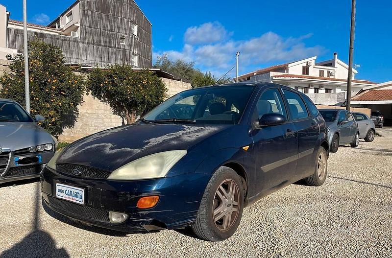 Begagnad Ford Focus 90 HK (66 kW) 2000 Blå Kombi