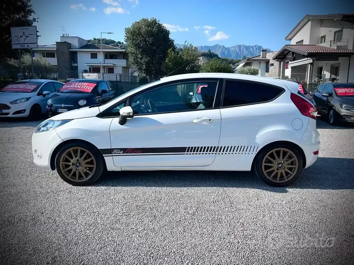Usata Ford Fiesta 68 CV (50 kW) 2009 Bianco Berlina