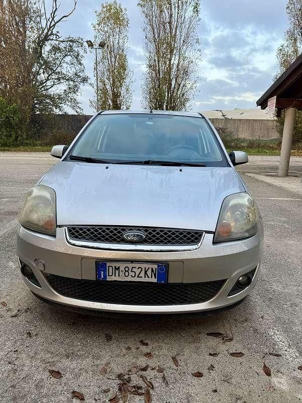 Usata 2008 Ford Fiesta Ghia Tre volumi | 1400 € (Super prezzo) - Immagine 1/4
