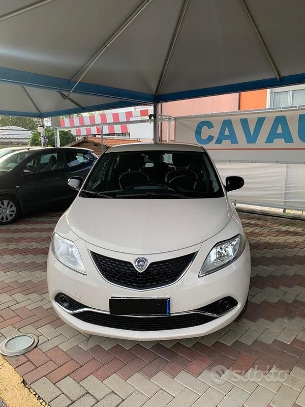 Usata Lancia Ypsilon Gold 69 CV (50 kW) 2016 Bianco Utilitaria