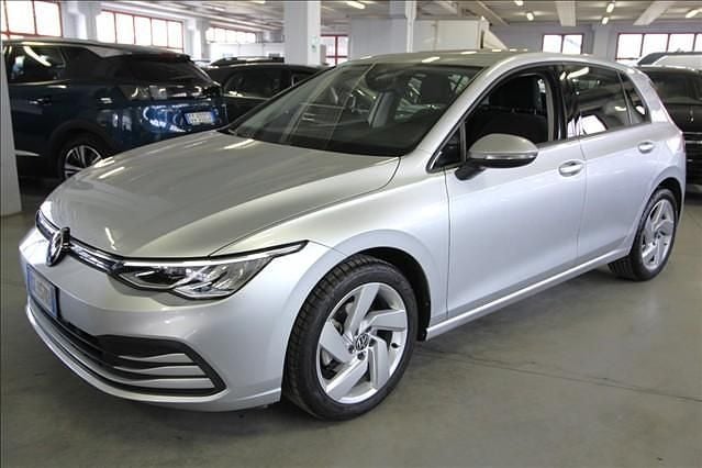 Usata VW Golf VIII Life 131 CV (96 kW) 2022 Argento Berlina