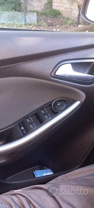 Usata Ford Focus 90 CV (66 kW) 2012 Grigio Station wagon