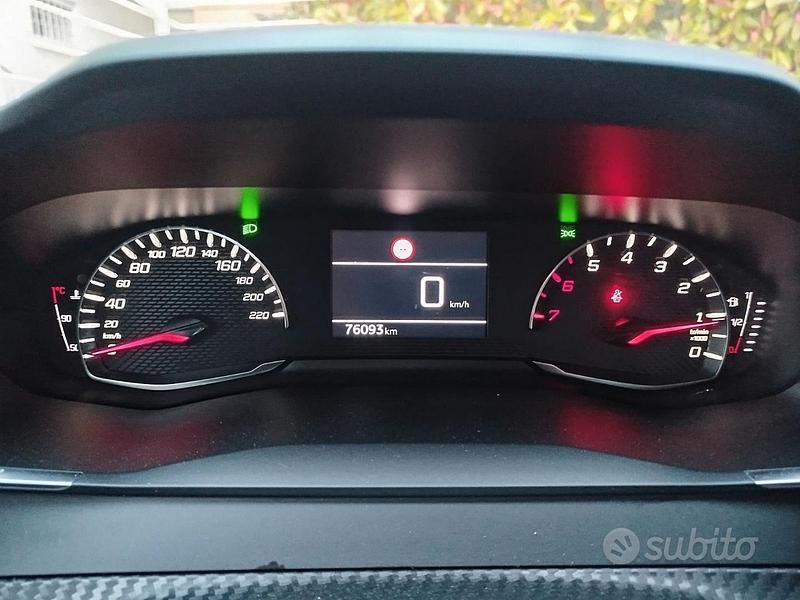 Usata Peugeot 2008 Active 110 CV (80 kW) 2020 Rosso SUV