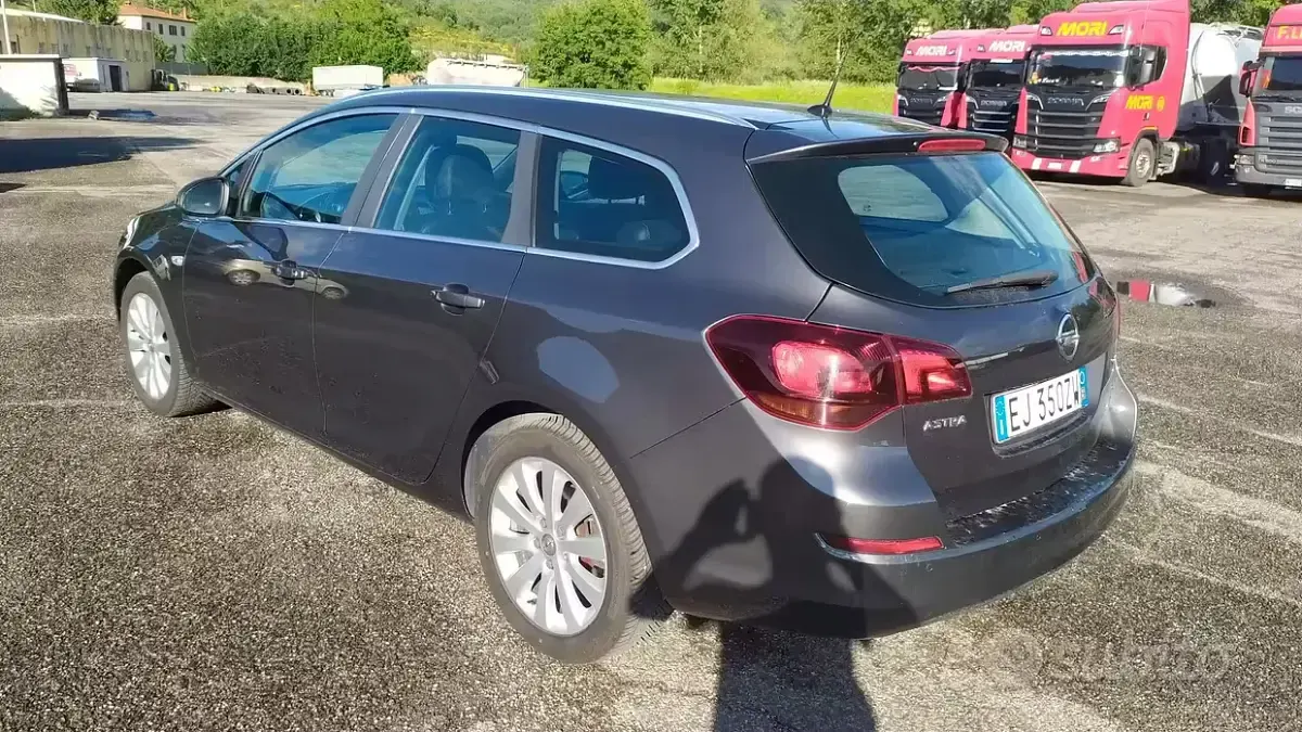 Usata Opel Astra Cosmo 125 CV (91 kW) 2011 Grigio Station wagon
