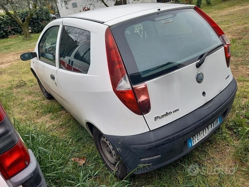 Usata Fiat Punto 69 CV (50 kW) 2006 Bianco Utilitaria