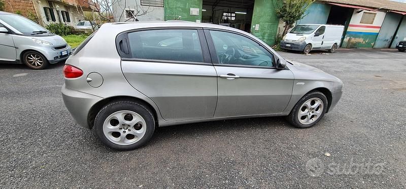 Usata Alfa Romeo 147 120 CV (88 kW) 2006 Grigio Utilitaria