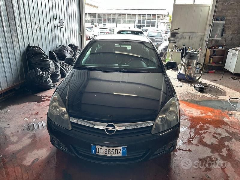 Usata Opel Astra GTC Enjoy 90 CV (66 kW) 2007 Nero Berlina