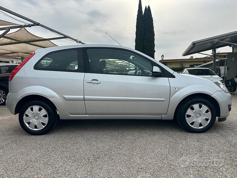Usata Ford Fiesta 80 CV (58 kW) 2008 Grigio Utilitaria