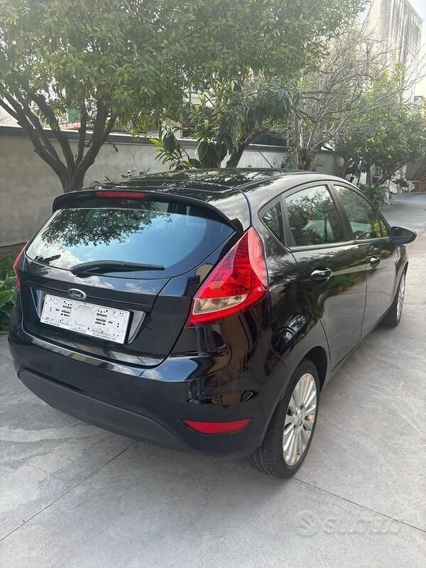 Usata Ford Fiesta 96 CV (70 kW) 2011 Nero Utilitaria