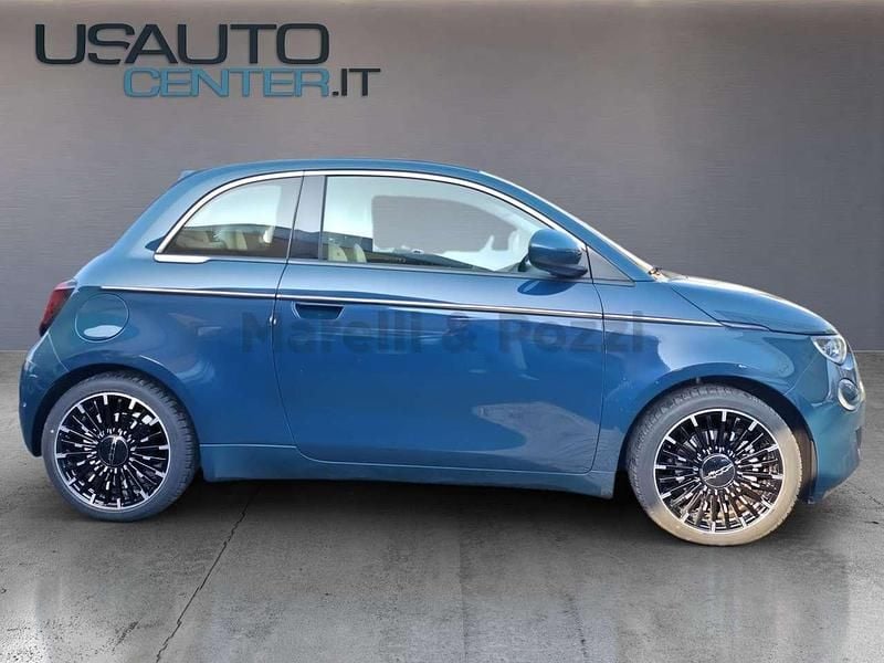 Usata Fiat 500e La Prima 86 kW (118 CV) 2021 Blu/azzurro Cabrio