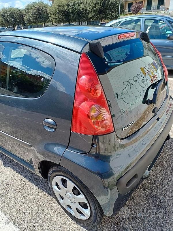 Usata Peugeot 107 68 CV (50 kW) 2010 Grigio Utilitaria