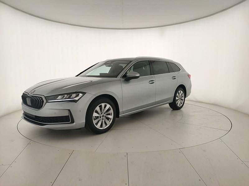 Nuova Skoda Superb Style 150 CV (110 kW) 2026 Argento pebble metallizzato Station wagon