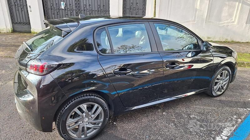 Usata Peugeot 208 Allure 101 CV (74 kW) 2022 Nero Utilitaria
