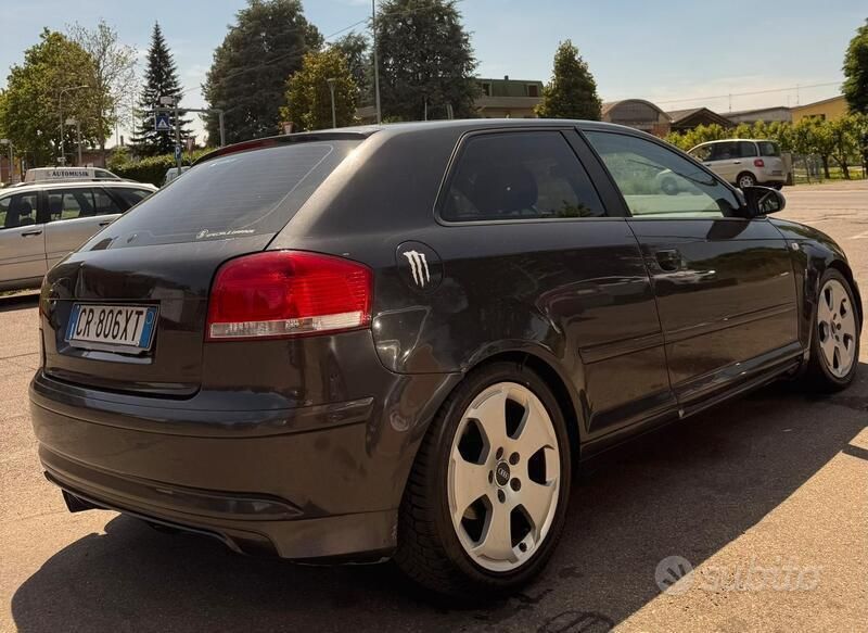 Nero Usata 2004 Audi A3 Tre volumi | 1800 € (Buon prezzo) - Immagine 1/4