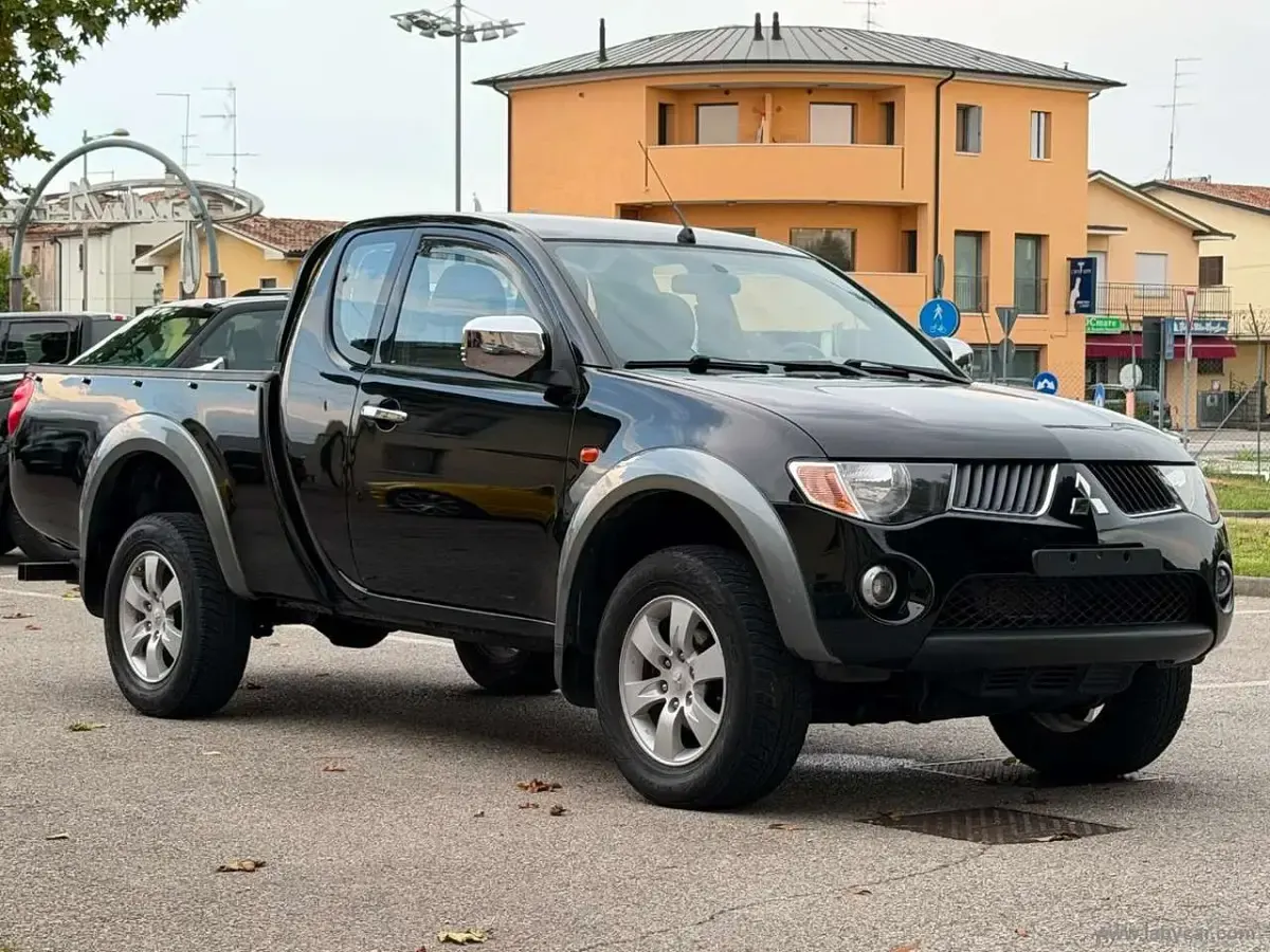 Usata Mitsubishi L Intense 167 CV (122 kW) 2007 Nero SUV