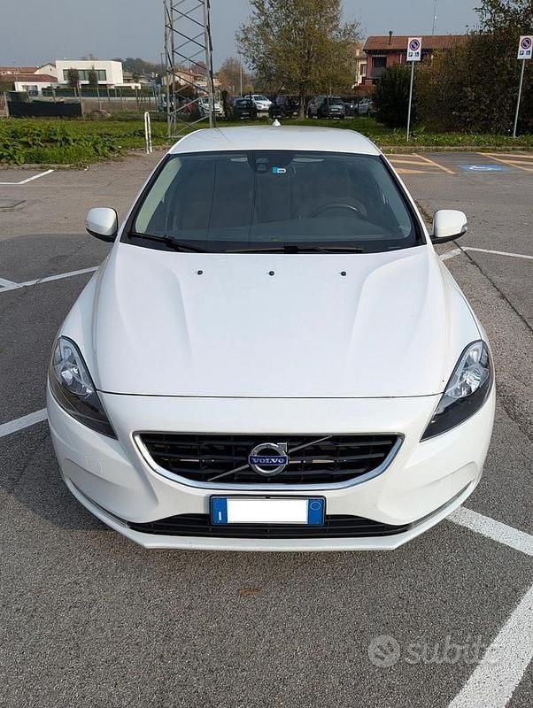 Usata Volvo V40 Kinetic 114 CV (83 kW) 2015 Bianco Berlina