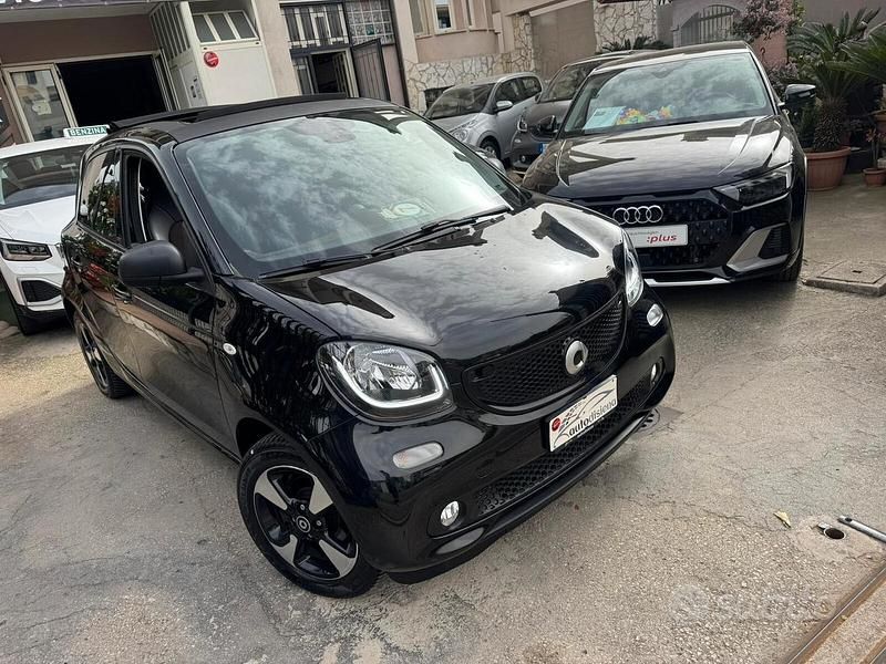 Begagnad Smart ForFour 71 HK (52 kW) 2019 Svart Halvkombi