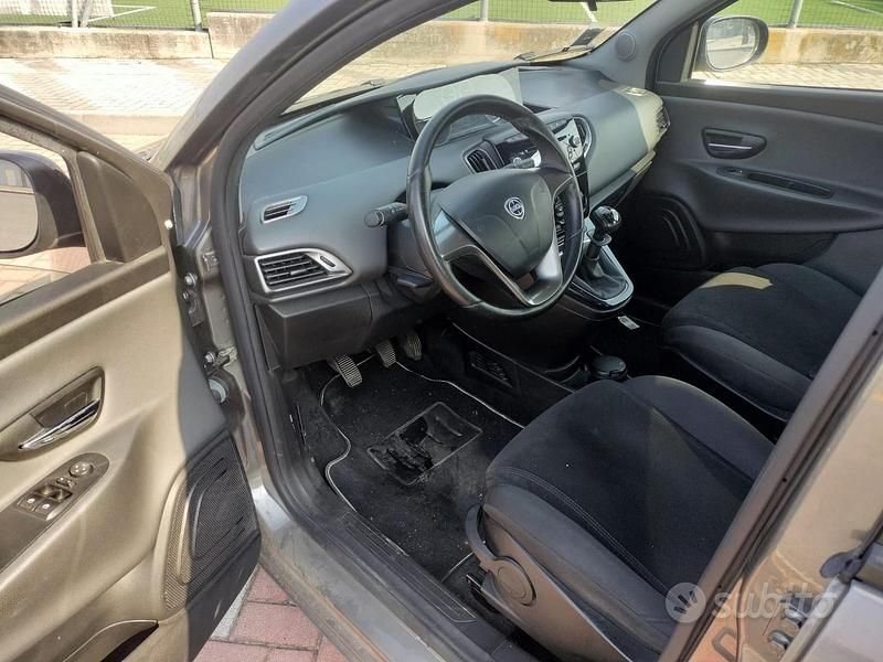 Usata Lancia Ypsilon 80 CV (58 kW) 2014 Grigio Utilitaria