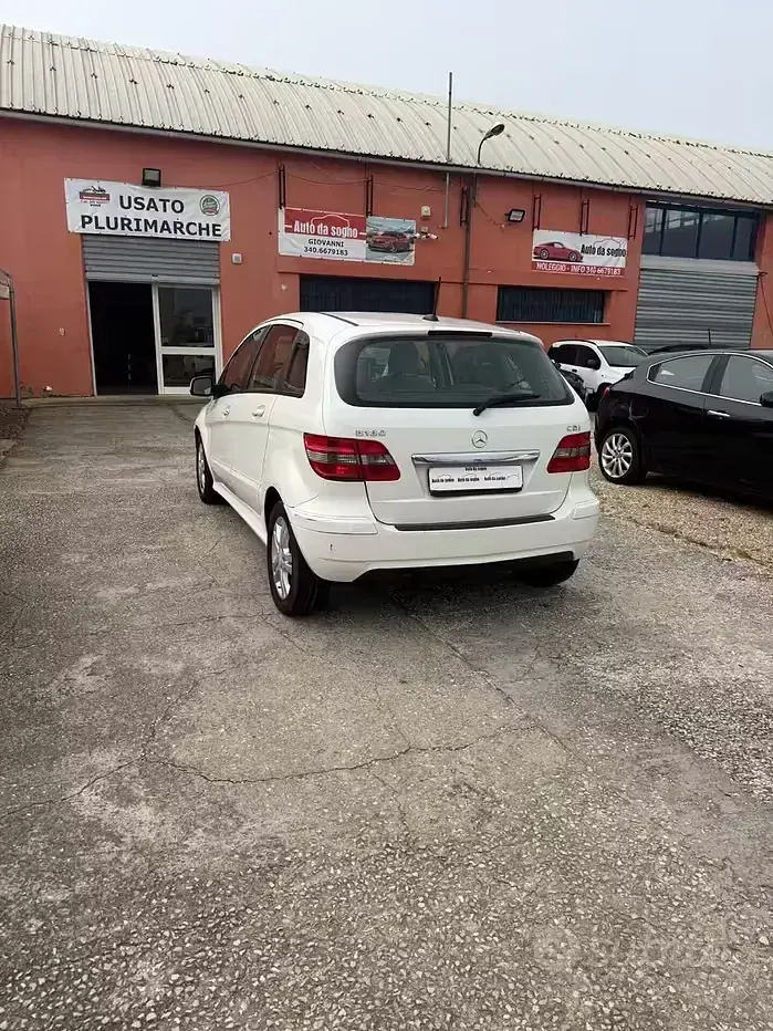 Usata Mercedes A180 Premium 109 CV (80 kW) 2011 Bianco Utilitaria