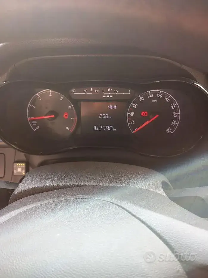 Usata Opel Karl Rocks 75 CV (55 kW) 2019 Bianco Utilitaria