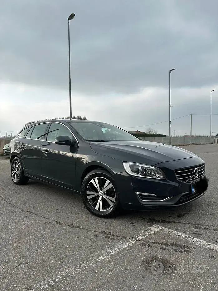 Usata Volvo V60 Summum 190 CV (139 kW) 2015 Grigio Station wagon