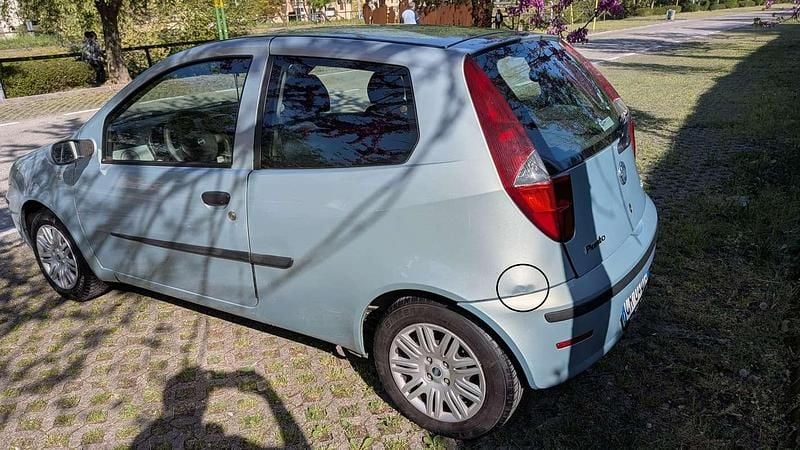 Usata Fiat Punto 69 CV (50 kW) 2004 Blu/azzurro Utilitaria