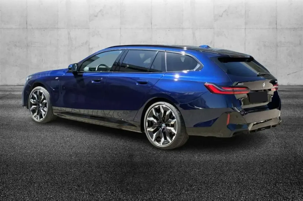 Usata BMW 530e M Sport 299 CV (219 kW) 2025 Blu/azzurro Station wagon