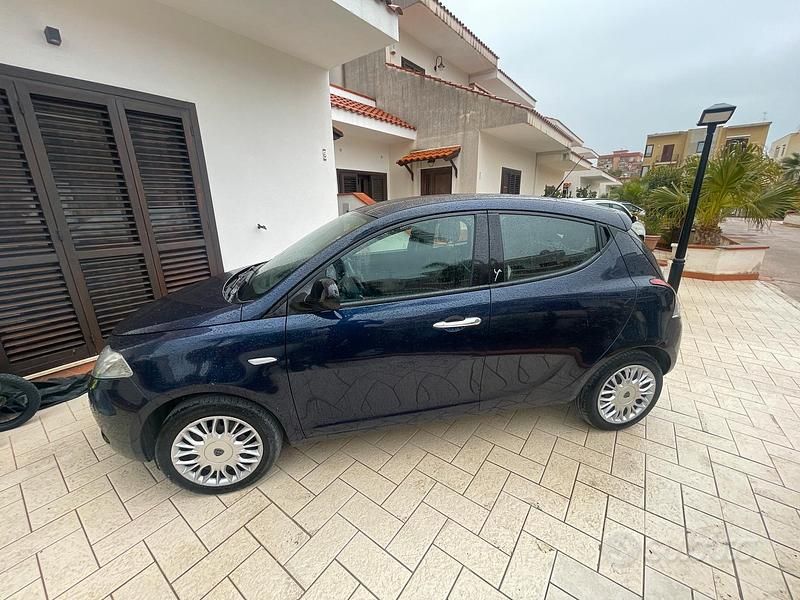 Usata Lancia Ypsilon 69 CV (50 kW) 2017 Nero Utilitaria