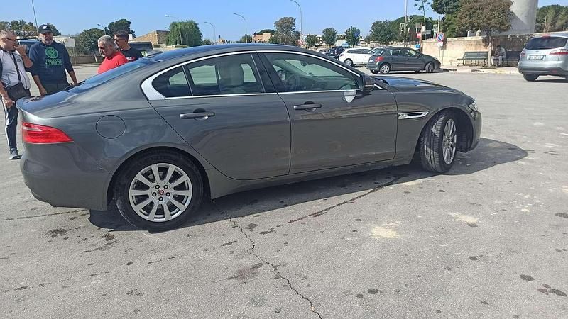 Usata Jaguar XE Pure 179 CV (131 kW) 2015 Grigio Berlina